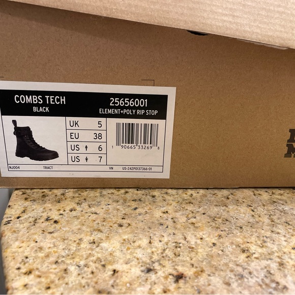 Dr. Martens Combs Tech - Black in Size US 7 (F) US 6 (M) - Picture 4 of 9